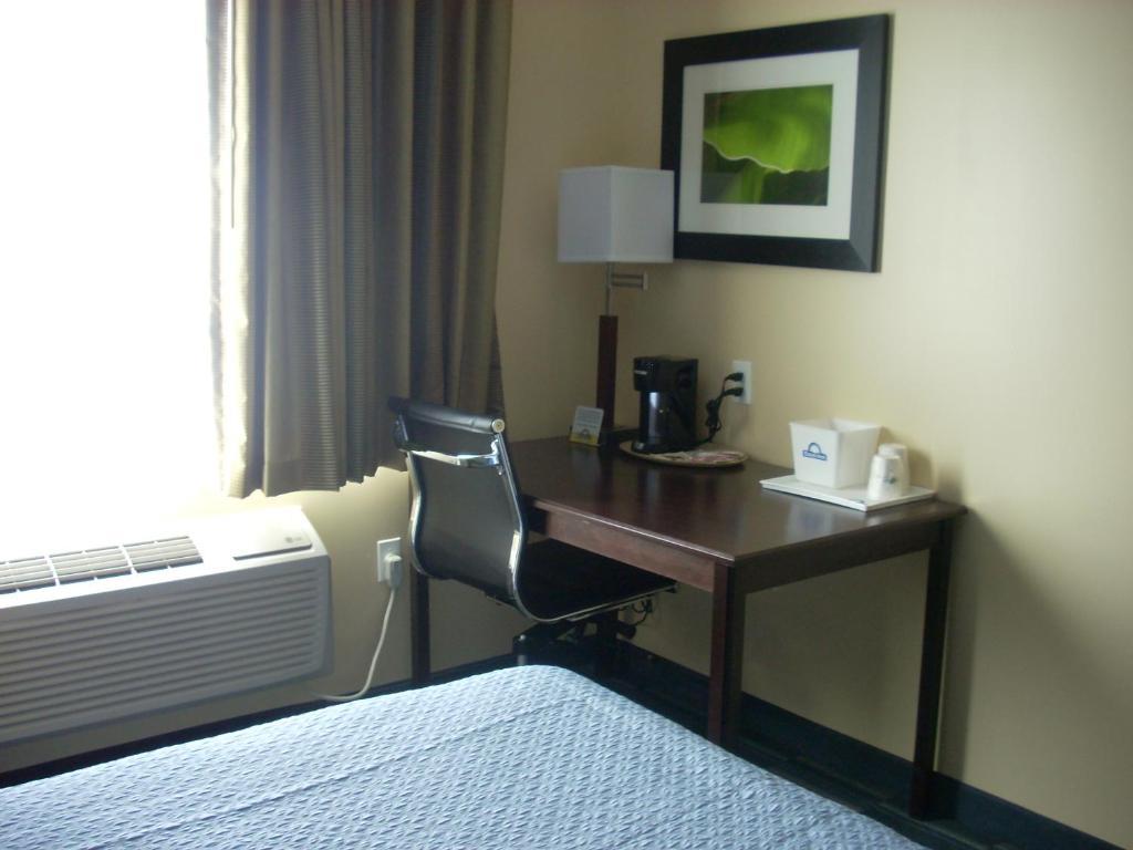Days Inn & Suites By Wyndham Ozone Park/Jfk Airport New York Buitenkant foto