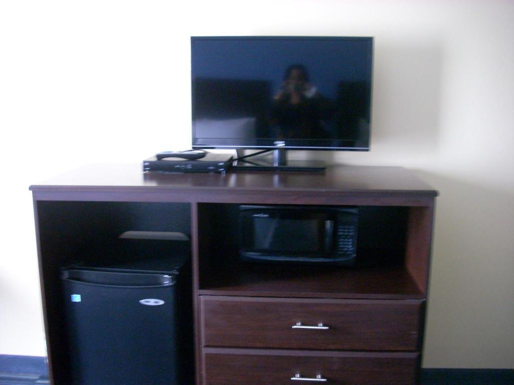 Days Inn & Suites By Wyndham Ozone Park/Jfk Airport New York Buitenkant foto