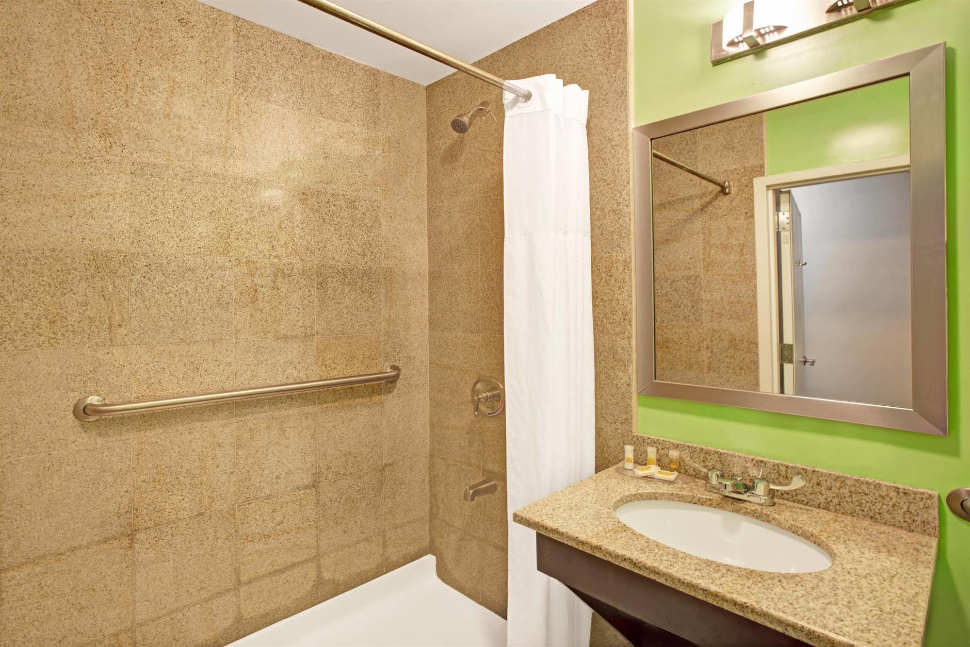 Days Inn & Suites By Wyndham Ozone Park/Jfk Airport New York Buitenkant foto