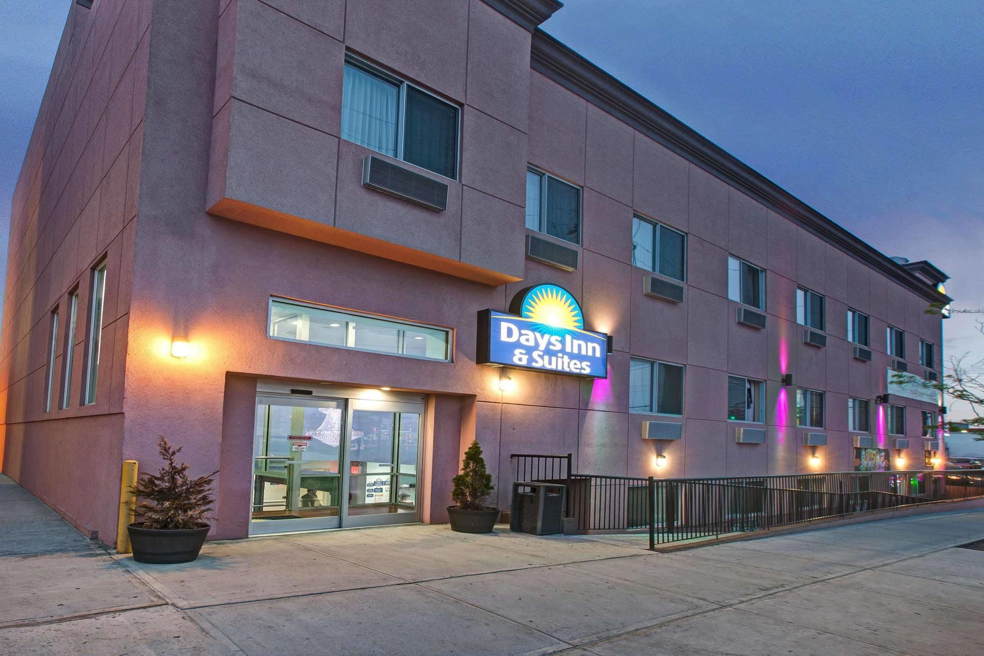 Days Inn & Suites By Wyndham Ozone Park/Jfk Airport New York Buitenkant foto